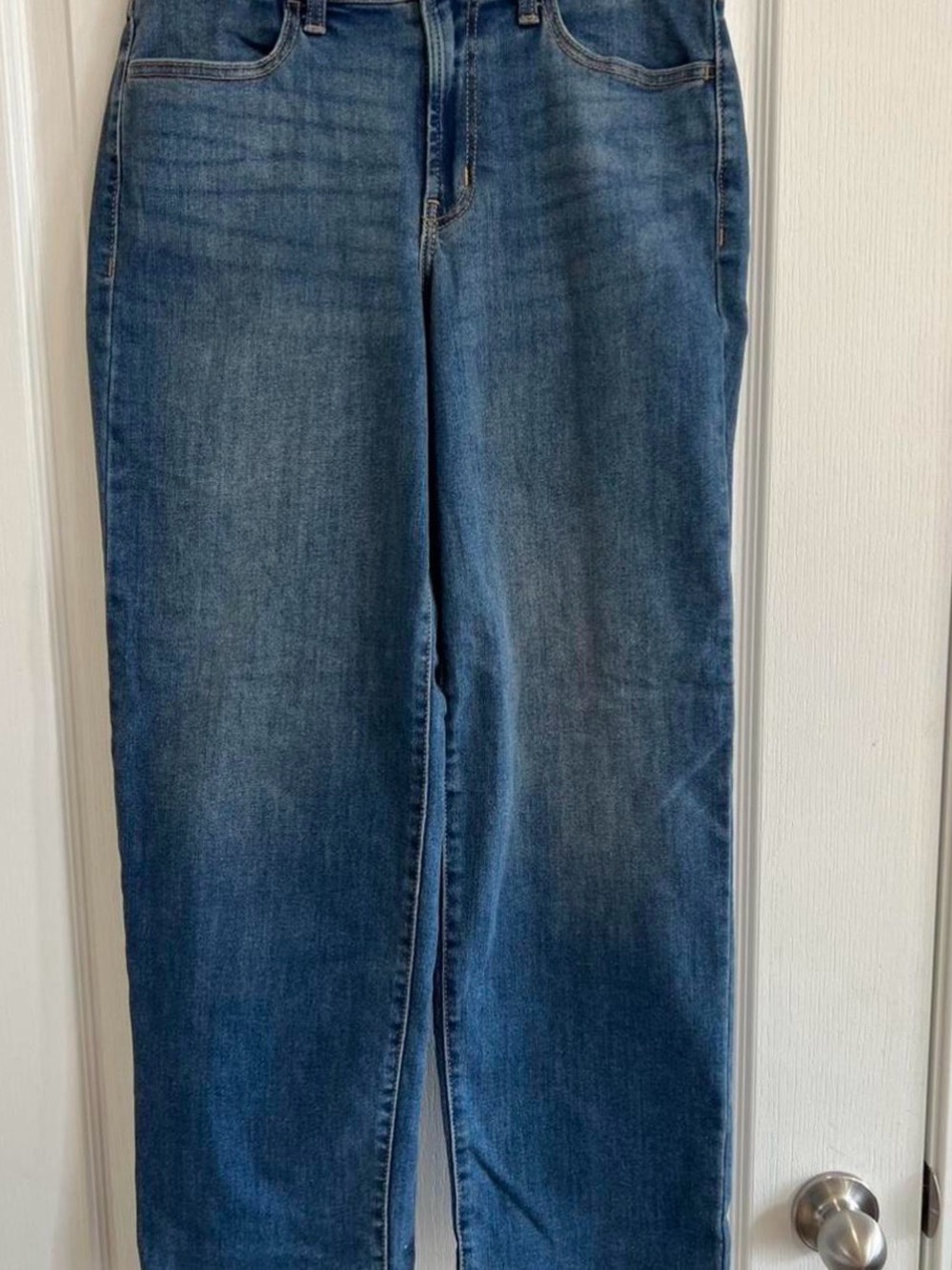 Old Navy Straight-Leg Women's Jeans in Medium Blue Wash